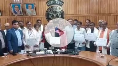 बहराइच: कलेक्ट्रेट सभागार में निर्धारित तिथि से पहले एसआईआर फॉर्म भरवाकर डिजिटाइजेशन कराने वाले 13 BLO को सम्मानित किया गया