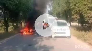 नानपारा: भौखारा शमशान घाट के पास कार और बाइक की टक्कर में युवक की मौत, बाइक में लगी आग