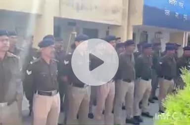 हरिद्वार: संविधान दिवस पर रोशनाबाद स्थित जिला पुलिस मुख्यालय पर SSP ने दिलाई संविधान की शपथ