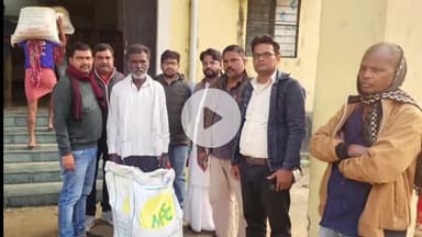 हुसैनगंज: हुसैनगंज प्रखंड मुख्यालय के ई किसान भवन में बीज लेने के लिए उमड़ी किसानों की भीड़