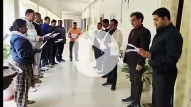 हज़ारीबाग: संविधान दिवस पर प्रमंडलीय आयुक्त कार्यालय में प्रस्तावना का सामूहिक वाचन