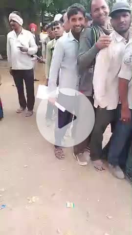 बिनोता गांव में यूरिया खात के लिए लगी लाइन लंबी