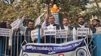 गिरिडीह: जिला अधिवक्ता संघ गिरिडीह के अधिवक्ता अंबेडकर चौक पहुंचे, बाबा साहेब की प्रतिमा पर किया माल्यार्पण