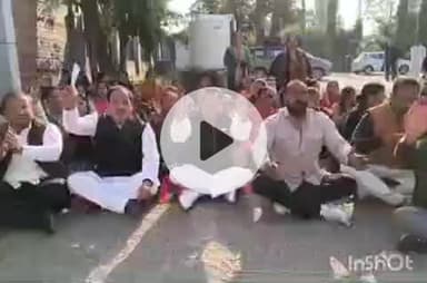 हरिद्वार: विकास भवन पर चल रहे आंगनबाड़ी वर्कर्स के धरने को समर्थन देने पहुंचे वरिष्ठ कांग्रेसी नेता हरक सिंह रावत