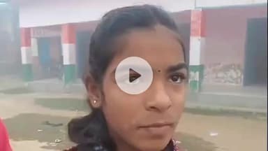 सिकटा: सिकटा में छात्र-छात्राएं ठंड से कांपते हुए सुबह 6:30 बजे से पढ़ने को मजबूर