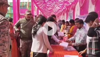 हज़ारीबाग: उपायुक्त शशि प्रकाश सिंह ने 'आपकी योजना आपकी सरकार आपके द्वार' कार्यक्रम के तहत शिविरों का निरीक्षण किया