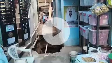 உசிலம்பட்டி: உசிலம்பட்டி அக்ரஹாரம் குடியிருப்பு பகுதியில் திடீரென ஏற்பட்ட பள்ளத்தால் மக்கள் அதிர்ச்சி