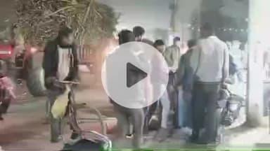 बलरामपुर: चीनी मिल के पास गन्ने की बुग्गी की साइड टक्कर से सड़क किनारे खड़ा ई-रिक्शा मोटर साइकिल पर पलटा