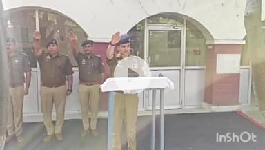 हरदोई: संविधान दिवस के अवसर पर पुलिस कार्यालय में एसपी अशोक कुमार मीणा ने संविधान दिवस की शपथ दिलाई