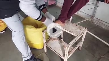 डिंडौरी: नगर पंचायत कार्यालय के पास राहगीर को बचाने में मोटरसाइकिल अनियंत्रित, युवक घायल