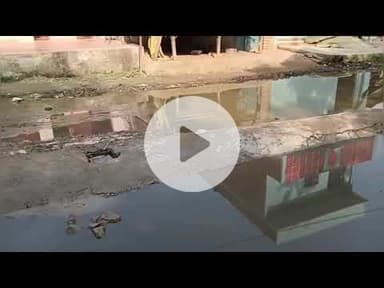 रजुआपुर में मुख्य मार्ग पर जलभराव से बढ़ी परेशानियाँ, दुर्गा मंदिर जाने में ग्रामीणों को मुश्किलें