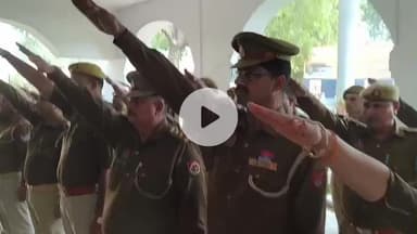 मैनपुरी: संविधान दिवस पर एसपी कार्यालय में एसपी ने पुलिस कर्मियों को दिलाई संविधान दिवस की शपथ