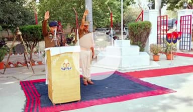 सुल्तानपुर: सुलतानपुर पुलिस लाइन में संविधान दिवस पर अपर पुलिस अधीक्षक ने पुलिसकर्मियों को संविधान की प्रस्तावना की शपथ दिलाई