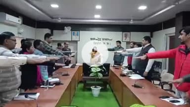 डिंडौरी: कलेक्टर ने संविधान दिवस पर अधिकारियों-कर्मचारियों को संविधान की शपथ दिलाई