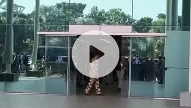 कांके: रांची पहुंचे विराट कोहली, एयरपोर्ट पर भव्य स्वागत, भारत बनाम दक्षिण अफ्रीका वनडे में लेंगे भाग