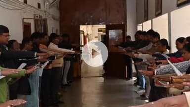 लोहरदगा: लोहरदगा में संविधान दिवस पर अधिकारियों व कर्मचारियों को दिलाई गई शपथ