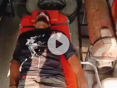 नौगावां सादात: नौगांवा थाना क्षेत्र में मजदूरी के पैसे मांगने पर ठेकेदार ने लाठी-डंडों से पीटा, घायल ने दी तहरीर