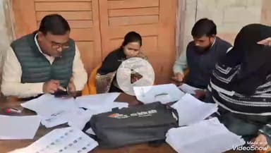 मिर्ज़ापुर: घंटाघर बूथ का जिलाधिकारी ने किया निरीक्षण, बीएलओ को अधिक से अधिक एसआईआर फॉर्म जमा करवाने का दिया निर्देश