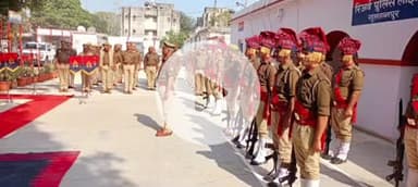 सुल्तानपुर: पुलिस लाइन में संविधान दिवस पर अपर पुलिस अधीक्षक अखण्ड प्रताप सिंह ने दिलाई संविधान की प्रस्तावना की शपथ