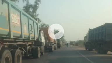 हमीरपुर: सुमेरपुर कस्बे में हाईवे पर डीसीएम खराब होने से घंटों तक रेंगते रहे वाहन, पुलिस जाम खुलवाने में लगी