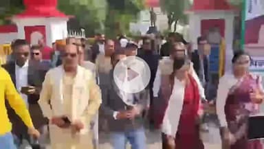 टीकमगढ़: टीकमगढ़ में IAS संतोष वर्मा के खिलाफ प्रदर्शन, ब्राह्मण समाज परशुराम सेना ने की गिरफ्तारी की मांग