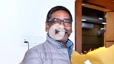 कांके: सीएम आवास में मुख्य सचिव ने सीएम को मोरहाबादी में आयोजित राज्यस्तरीय समारोह में शामिल होने के लिए आमंत्रित किया