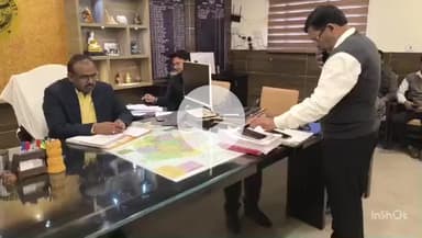 महाराजगंज: कलेक्ट्रेट में जिलाधिकारी संतोष कुमार शर्मा का अभिनव प्रयोग, फोन पर मतदाताओं की समस्याएं सीधे सुनीं