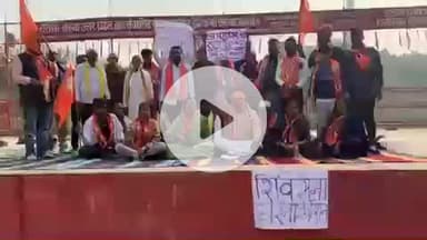 शास्त्री घाट पर शिवसेना के कार्यकर्ताओं ने मारपीट की घटना में कार्रवाई की मांग को लेकर किया धरना प्रदर्शन