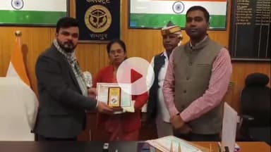 रामपुर: गुरुवार को SIR अभियान में उत्कृष्ट कार्य करने वाले बीएलओ को डीएम ने किया सम्मानित