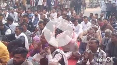 बारां: जिला कलेक्ट्रेट के बाहर युवा नेता नरेश मीणा का खाद समेत किसानों की समस्याओं को लेकर धरना जारी, किसानों ने सौंपा ज्ञापन