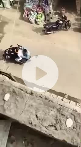 सिवान: #सीवान_में_दिनदहाड़े_लूट #टारी_बाजार_में_फायरिंग
कृष्णा ज्वेलर्स में हथियारबंद धावा, एक अपराधी गिरफ्तार — बाजार