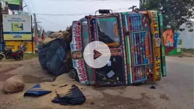 నూతనకల్: నూతనకల్ అంబేద్కర్ చౌరస్తా సమీపంలో లారి బోల్తా