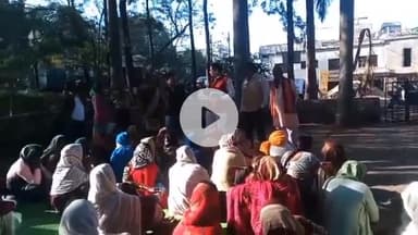 डिंडौरी: कलेक्टर कार्यालय के सामने स्व. सहायता समूह और रसोईया बहनों ने विधायक को समस्याओं का ज्ञापन सौंपा