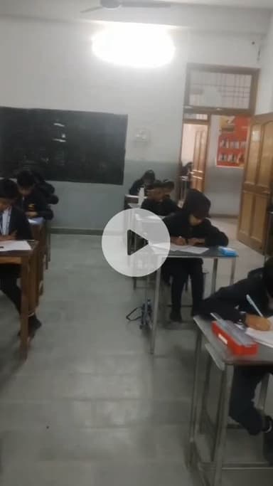 परीक्षा देते हुए केकेसी के नन्हे मुन्नेविद्यार्थी