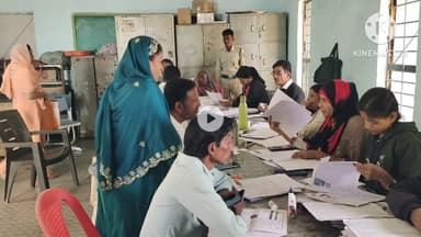 पंधाना: बोरगांव बुजुर्ग में तहसीलदार ने एसआईआर गणना पत्रक भरने के कार्य का निरीक्षण कर निर्देश दिए