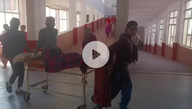 रामपुर: जिला अस्पताल में मरीजों के तीमारदारों को अपने मरीजों का स्ट्रेचर खींचने के लिए मजबूर होना पड़ रहा है