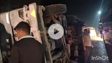 नाथद्वारा: नेशनल हाईवे के सर्विस रोड पर हुआ हादसा, गिट्टी से भरा अनियंत्रित ट्रेलर पलटा