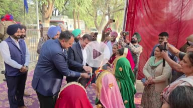 ਸੰਗਰੂਰ: ਰਣਬੀਰ ਕਾਲਜ ਵਿੱਚ ਪੁੱਜੇ ਐਸਐਸਪੀ ਸੰਗਰੂਰ ਅਤੇ ਡਿਪਟੀ ਕਮਿਸ਼ਨਰ ਜਿੱਥੇ ਮਹਿਲਾਵਾਂ ਲਈ ਦੋ ਰੋਜ਼ਾ ਮੇਲਾ ਕਰਵਾਇਆ ਗਿਆ।