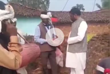डिंडौरी: मुड़िया खुर्द गांव में सीसी रोड के भूमि पूजन में विधायक ने बजाई टिमकी, वीडियो वायरल