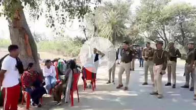 शाहजहांपुर: तिलहर थाना क्षेत्र में नेपाल से पंजाब जा रही बस अनियंत्रित होकर सड़क के नीचे उतरी, घटनास्थल का निरीक्षण एसपी ने किया