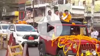 भभुआ: भभुआ के एकता चौक पर गांधी जी की प्रतिमा पर मंत्री मो. जाम खान ने किया माल्यार्पण, लोगों ने किया मंत्री का स्वागत