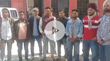 शाहजहांपुर: कलेक्ट्रेट में पुवायां क्षेत्र के मीटर रीडर ने जोनल अधिकारी पर फर्जी बिल बनवाने का लगाया आरोप, प्रशासन को दिया ज्ञापन