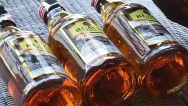 தஞ்சாவூர்: சட்டவிரோதமாக மது விற்ற ரெண்டு பேர் சிக்கினர்... தஞ்சாவூர் போலீசார் நடவடிக்கை