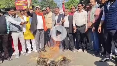 शाहजहांपुर: IAS संतोष वर्मा की कथित टिप्पणी पर ब्राह्मण समाज में आक्रोश, कलेक्ट्रेट में प्रदर्शन, पुतला दहन कर सौंपा ज्ञापन