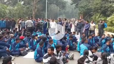 BHU में कुलपति आवास के बाहर छात्रों ने किया प्रदर्शन, नौकरी में सर्टिफिकेट को मान्यता न देने पर फूटा आक्रोश