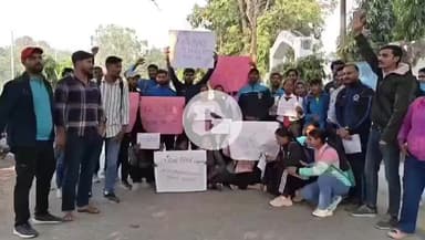 महात्मा गांधी काशी विद्यापीठ में छात्रों ने चक्का जाम किया, केंद्रीय विद्यालय में वेकैंसी के नोटिफिकेशन पर जताया आक्रोश