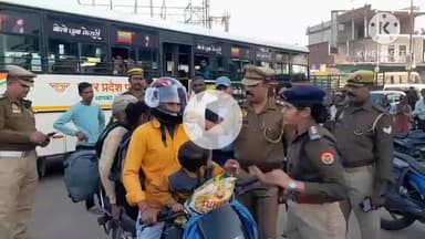 मैनपुरी: यातायात पुलिस ने बिना हेलमेट लगाए बाइक सवारों को बांटे हेलमेट, सीओ यातायात रही मौजूद
