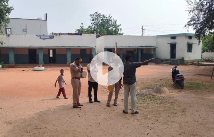 నారాయణపేట్: మరికల్ మండల గ్రామపంచాయతీ లోని పోలింగ్ కేంద్రాలను పరిశీలించిన సిఐ రాజేందర్ రెడ్డి
