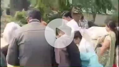 लाडपुरा: लोकसभा अध्यक्ष बिरला के जन्मदिन पर भाजपा कार्यकर्ताओं ने साप्ताहिक सेवा कार्यक्रम में गायों को खिलाया हरा चारा