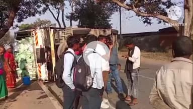 घाघरा: नवडीहा करंजटोली मार्ग पर धान लदा मिनी ट्रक पलटा, चालक और ग्रामीण बाल-बाल बचे
